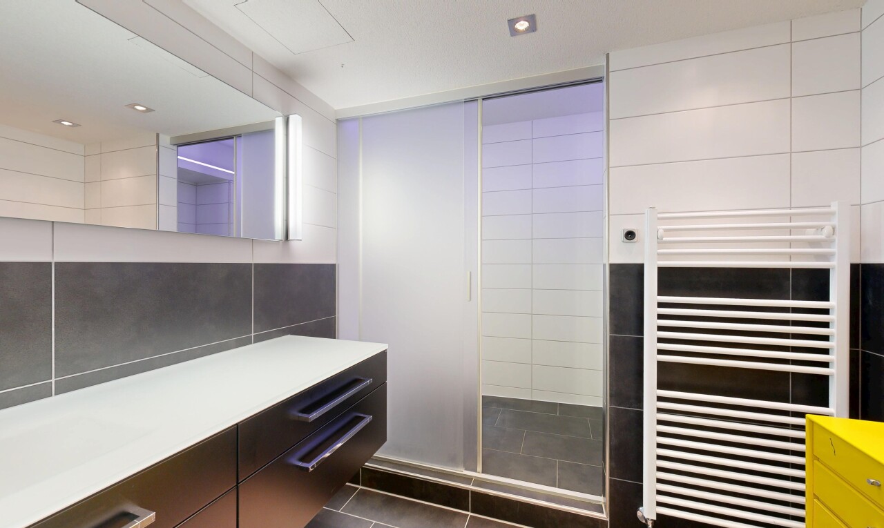 bad mit kühler, handtuchwärmer, dark floor, komplettes badezimmer, und fliesenwand