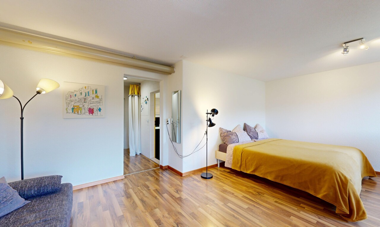 zimmer / schlafzimmer mit inside property, holzfußboden, wood finish floor, gipskartonwand, und drywall