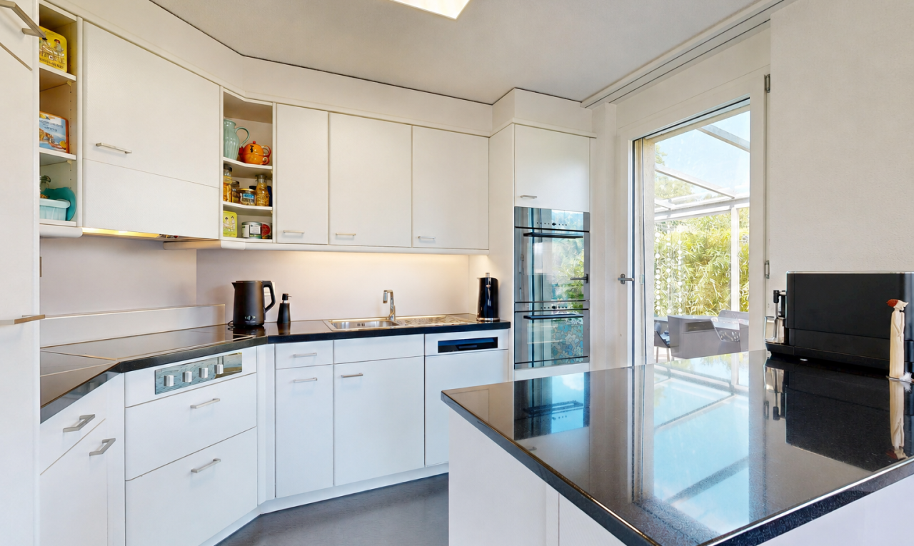 küche mit dark countertops, offene regale, open shelves, inside property, und doppel backofen