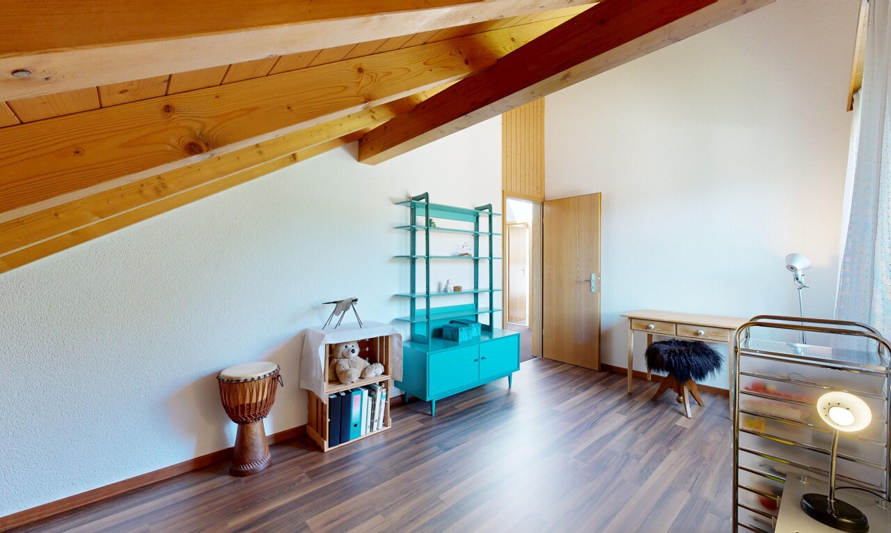 wohnzimmer mit dachschräge, vaulted ceiling, inside property, holzfußboden, und wood finish floor