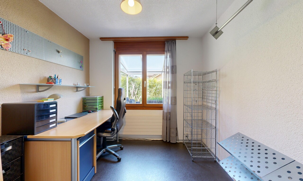 büro mit natürliches licht, natural light, inside property, bürobereich, und dark floor