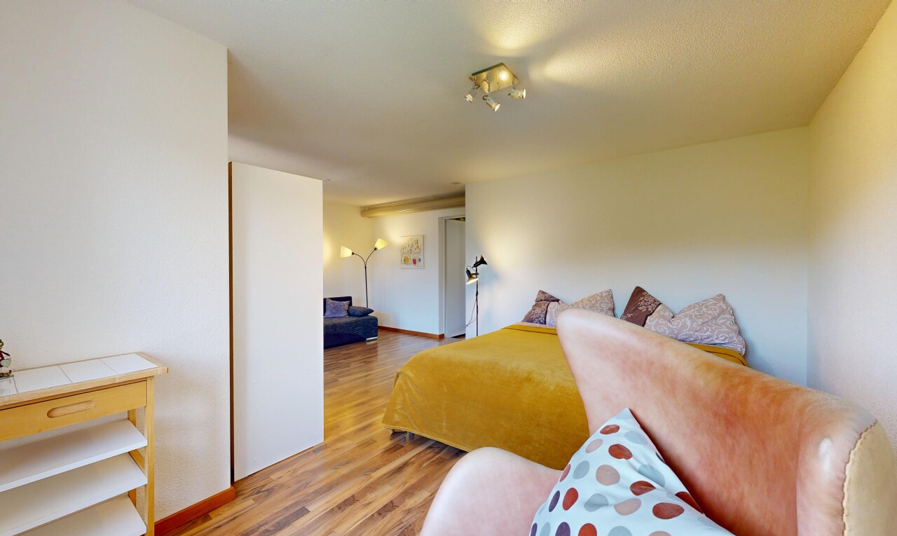 wohnzimmer mit gipskartonwand, drywall, holzfußboden, wood finish floor, und inside property