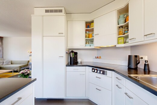 küche mit arbeitsplatten, dark countertops, weiße schränke, white cabinets, und inside property