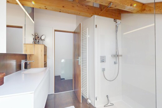 bad mit handtuchwärmer, spiegel, dark floor, dusche, und schminktisch