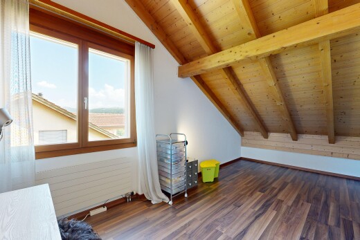 leerer raum mit beamed ceiling, balkendecke, wood finish floor, holzfußboden, und vaulted ceiling