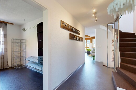 treppe mit treppen, inside property, gipskartonwand, drywall, und natürliches licht
