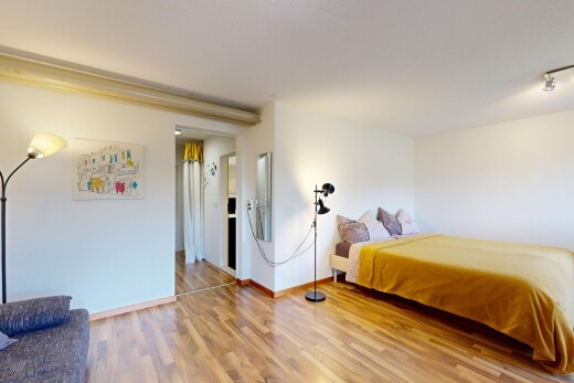 zimmer / schlafzimmer mit inside property, holzfußboden, wood finish floor, gipskartonwand, und drywall