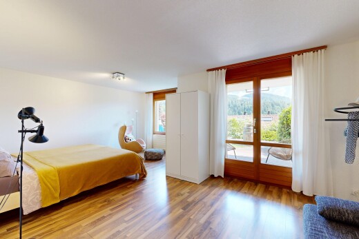 zimmer / schlafzimmer mit wood finish floor, holzfußboden, natural light, natürliches licht, und drywall