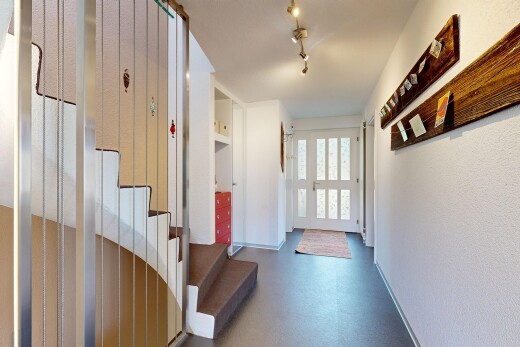 halle / korridor mit treppen, natürliches licht, natural light, inside property, und sockelleisten