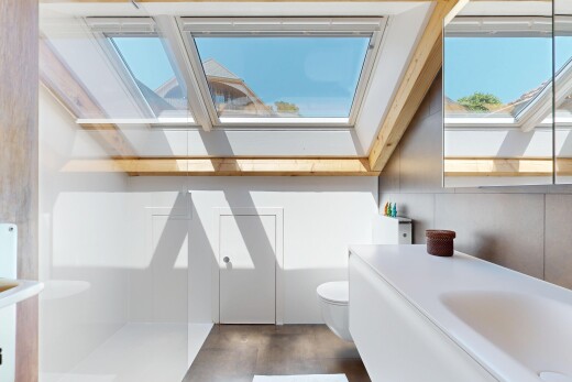 bad mit schminktisch, dachfenster, day time, toilette, und inside property