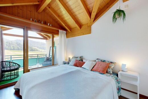 zimmer / schlafzimmer mit inside property, außenzugang, natural light, natürliches licht, und beamed ceiling