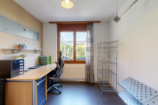 büro mit natürliches licht, natural light, inside property, bürobereich, und dark floor