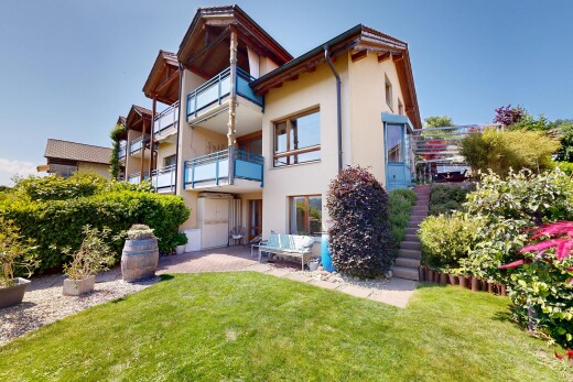 außenansicht mit balkon, rasen, day time, stuckverkleidung, und terrasse