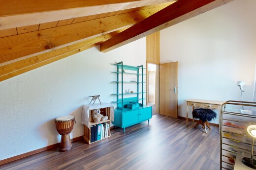 wohnzimmer mit dachschräge, vaulted ceiling, inside property, holzfußboden, und wood finish floor