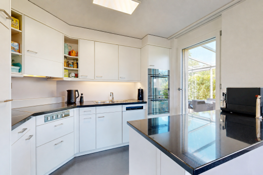 küche mit dark countertops, offene regale, open shelves, inside property, und doppel backofen
