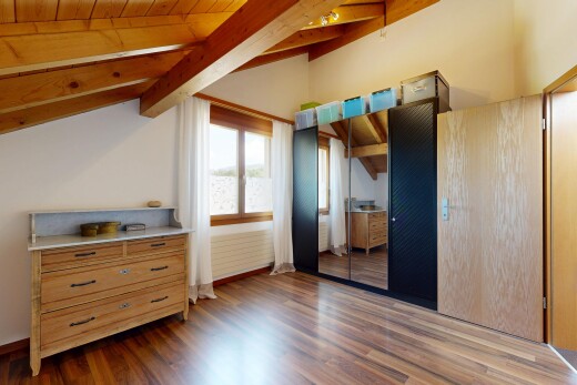 zimmer / schlafzimmer mit dachschräge, vaulted ceiling, natürliches licht, natural light, und dark floor