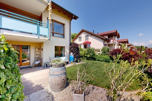außenansicht mit rasen, stuckverkleidung, balkon, und day time