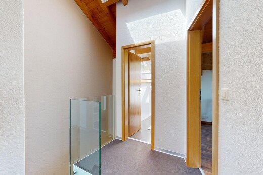 halle / korridor mit textured wall, strukturierte wand, inside property, carpet, und teppich