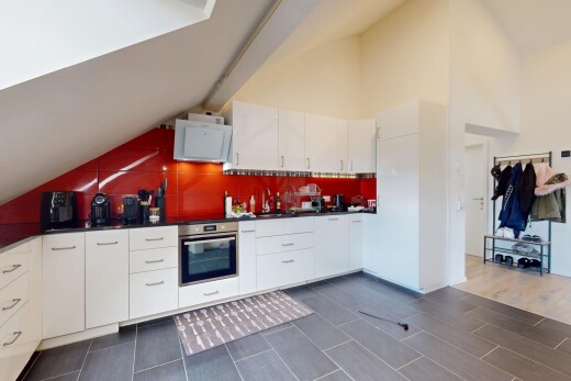 küche mit vaulted ceiling, dachschräge, weiße schränke, ofen, und küchenrückwand beim Herd