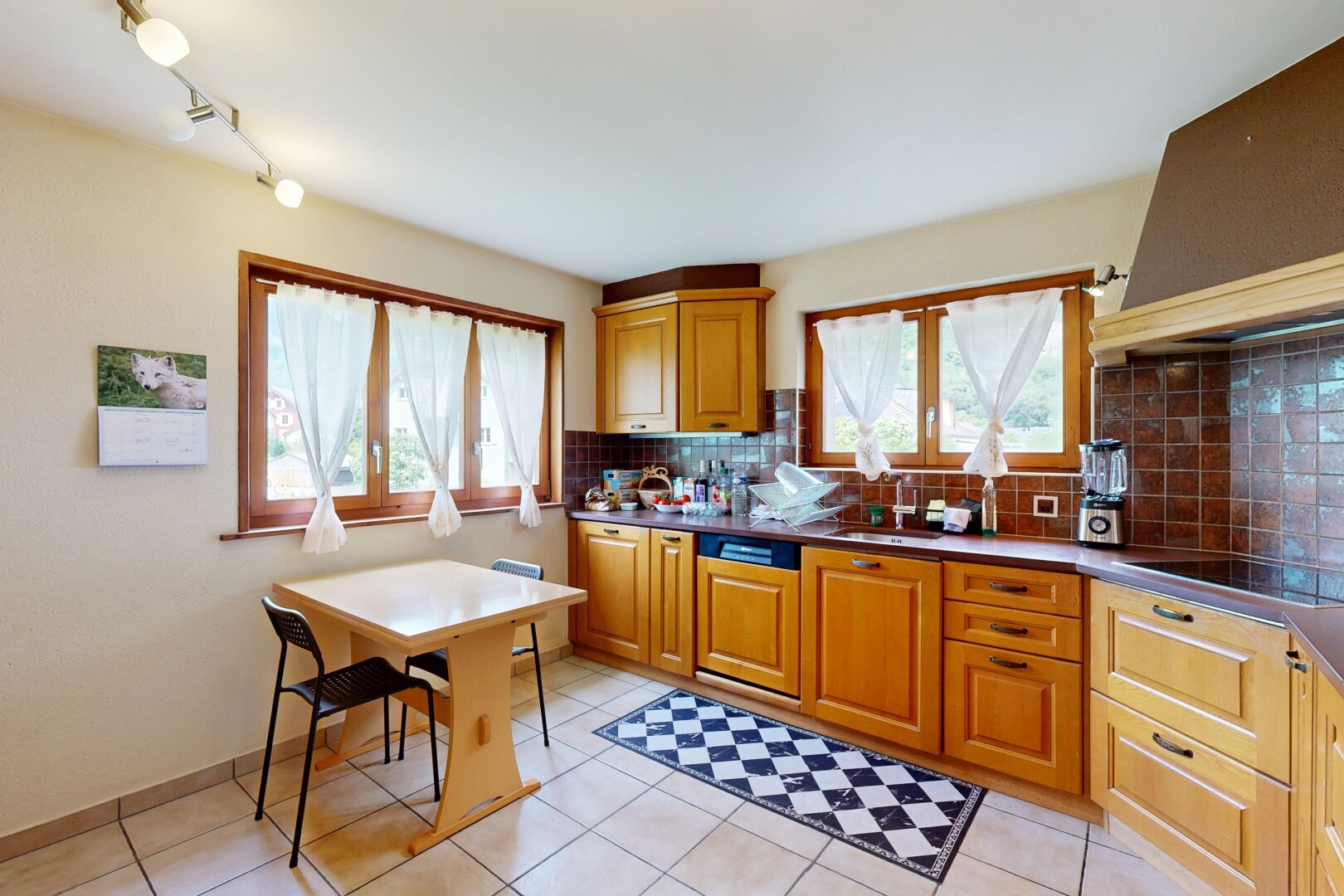 cuisine avec hotte, light floor, armoires élevées, raised cabinets, et drywall