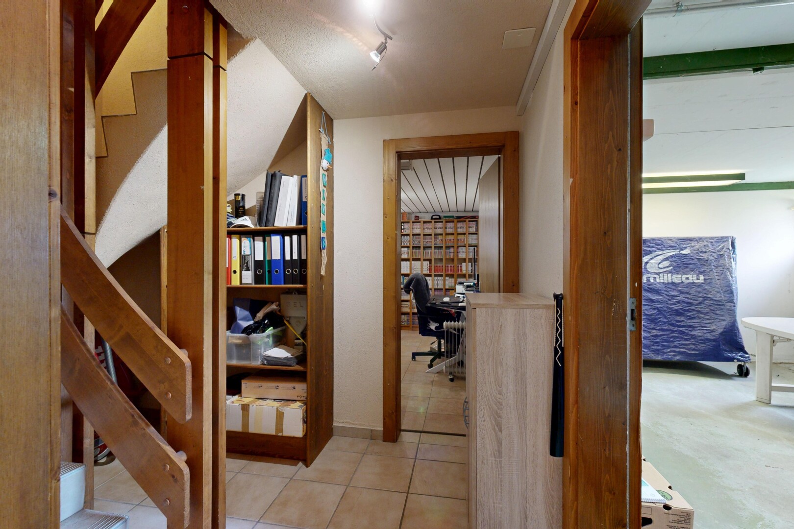 couloir avec escaliers, espace bureau, drywall, cloison sèche, et inside property