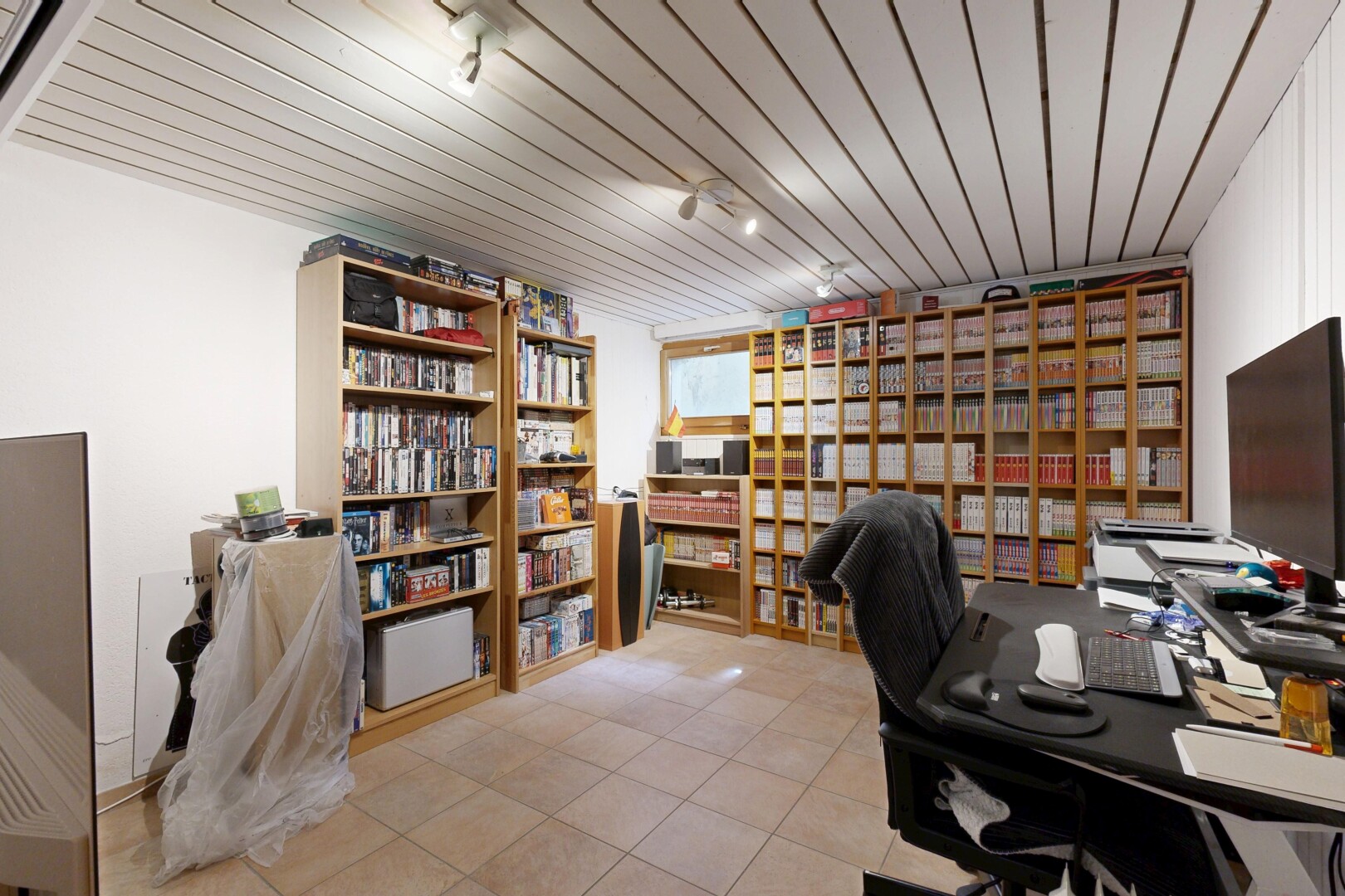 bureau avec télévision, inside property, espace bureau, cloison sèche, et drywall