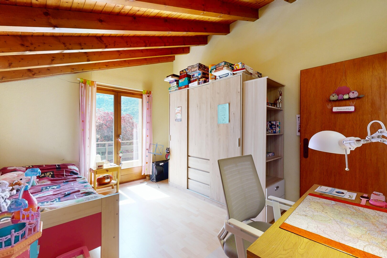 chambre avec inside property, natural light, lumière naturelle, drywall, et cloison sèche