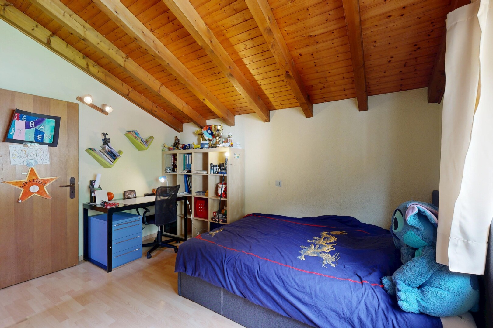 chambre avec inside property, plafond en bois, wood ceiling, cloison sèche, et drywall