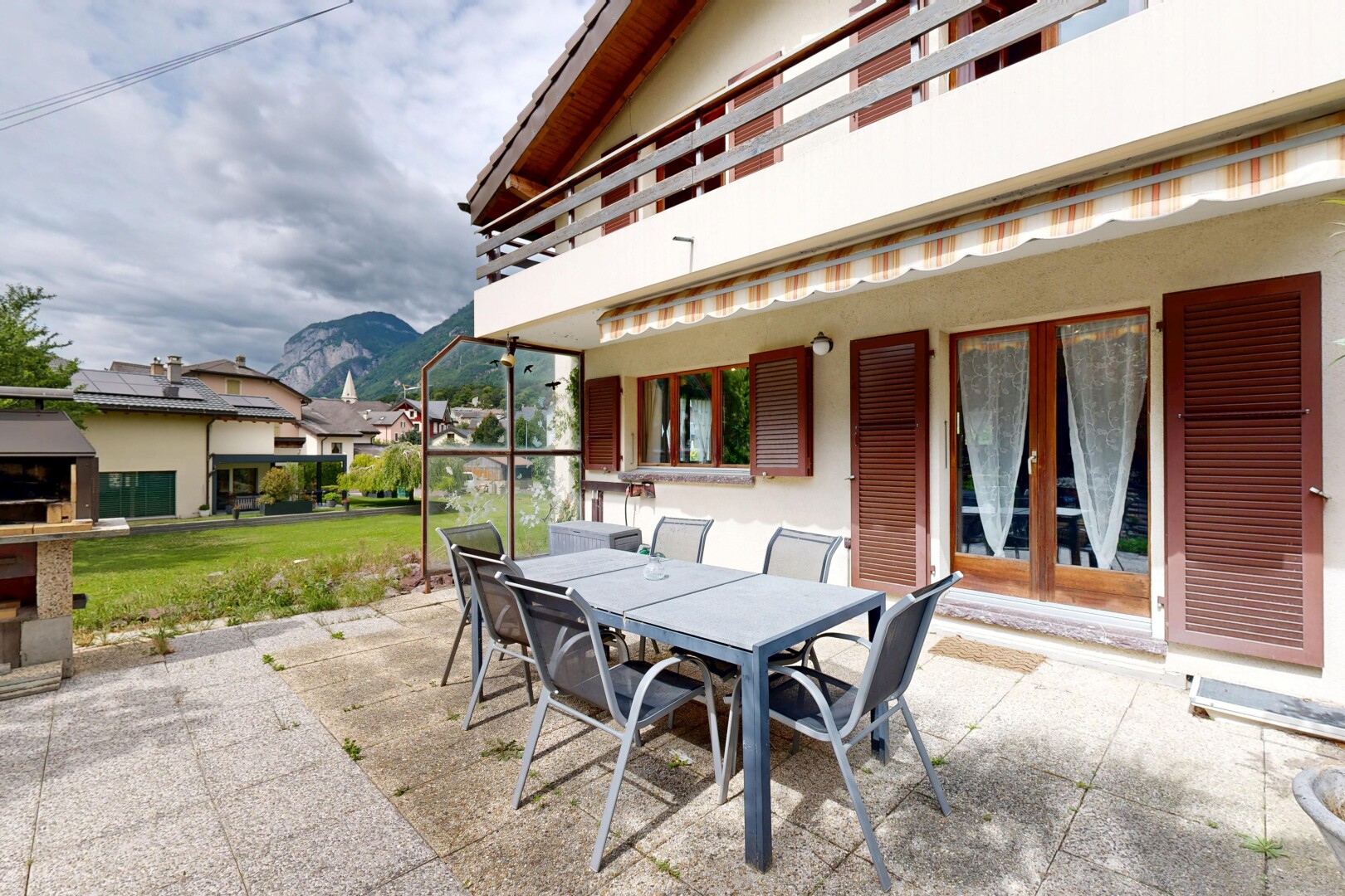terrasse avec vue sur la montagne, mountain view, portes-fenêtres, terrasse, et coin repas extérieur