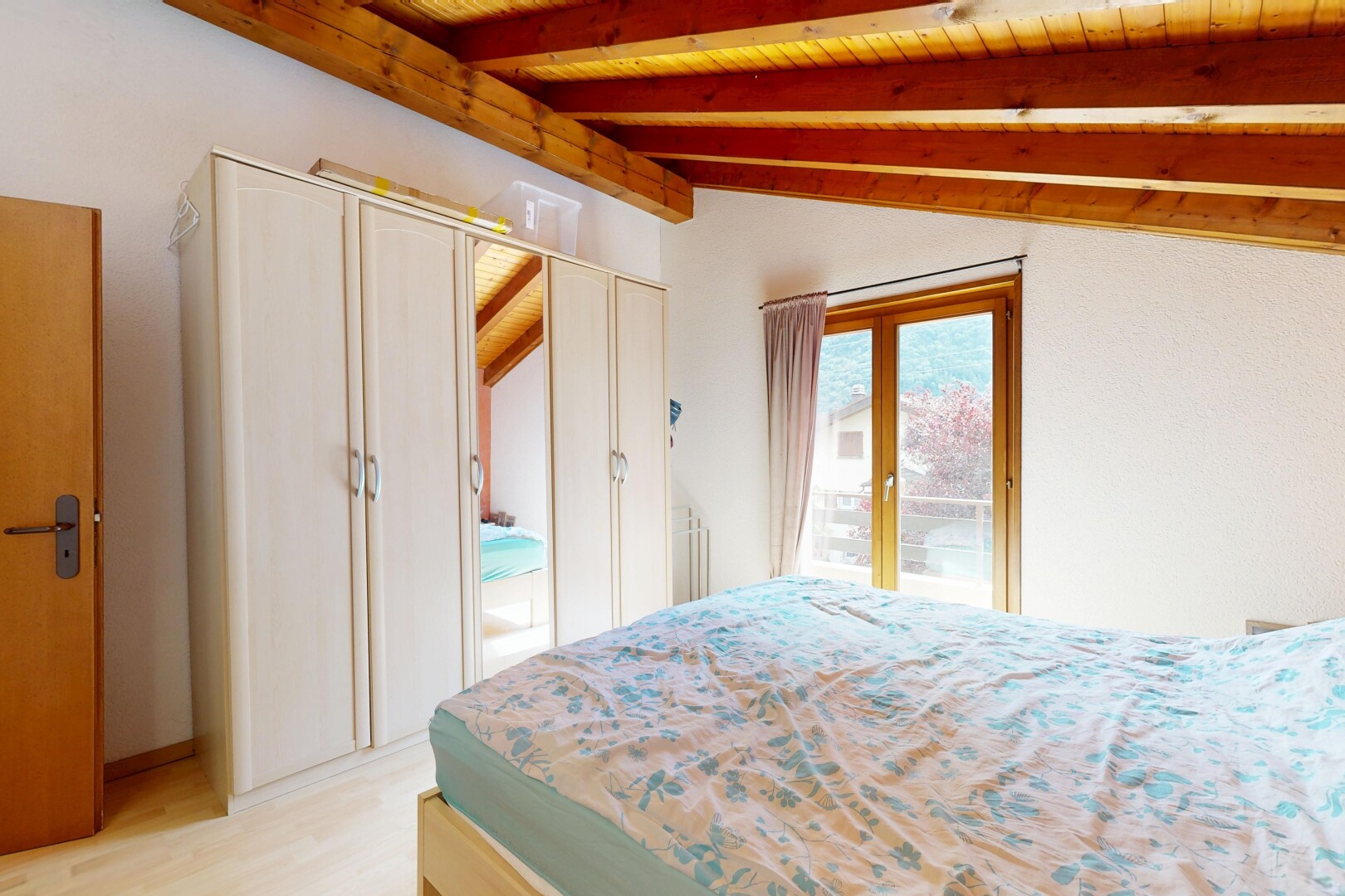 chambre avec placard, inside property, natural light, lumière naturelle, et drywall