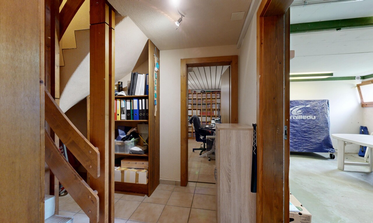 couloir avec escaliers, espace bureau, drywall, cloison sèche, et inside property
