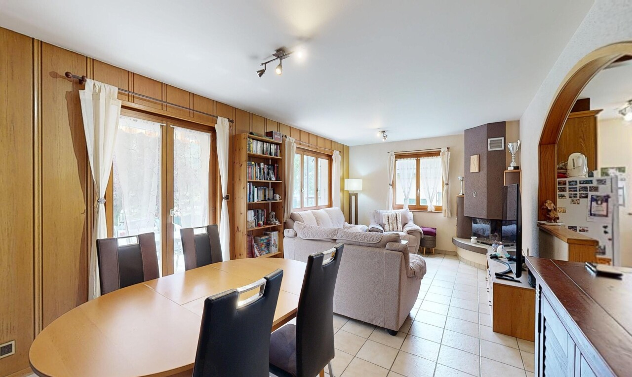 salon / salle à manger avec inside property, light floor, natural light, lumière naturelle, et tile floor