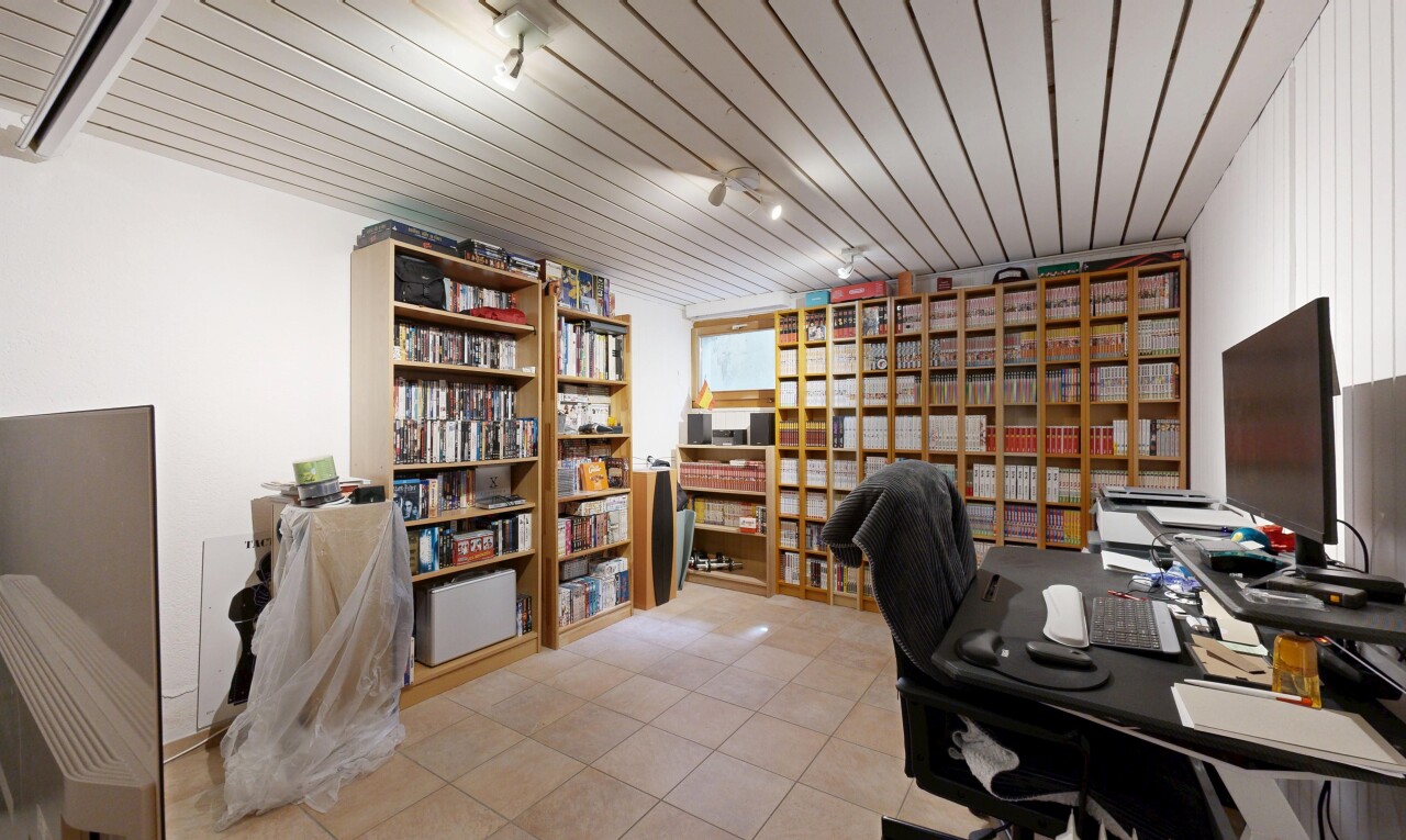 bureau avec télévision, inside property, espace bureau, cloison sèche, et drywall