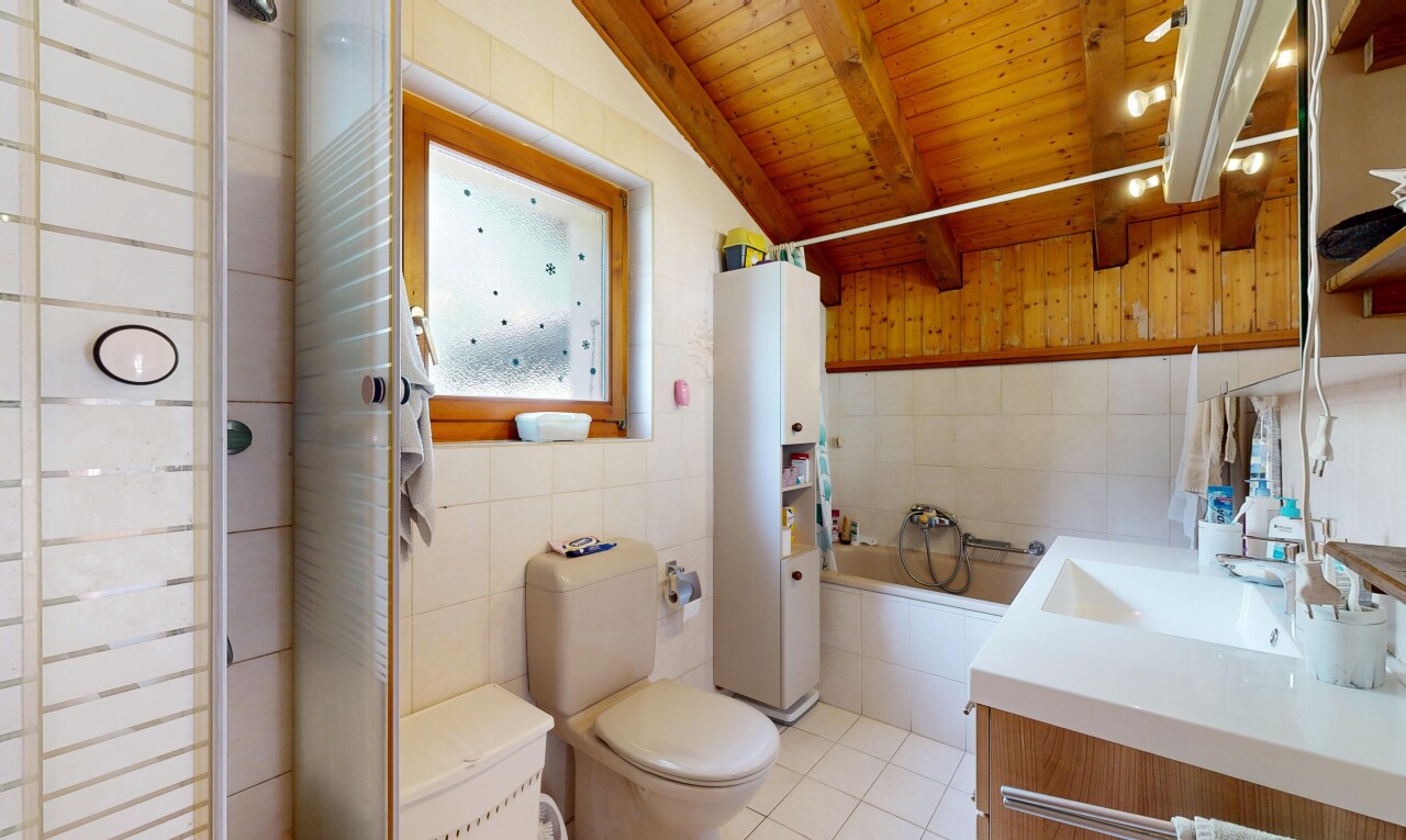 salle de bains avec salle de bain complète, toilette, bain, light floor, et wood ceiling