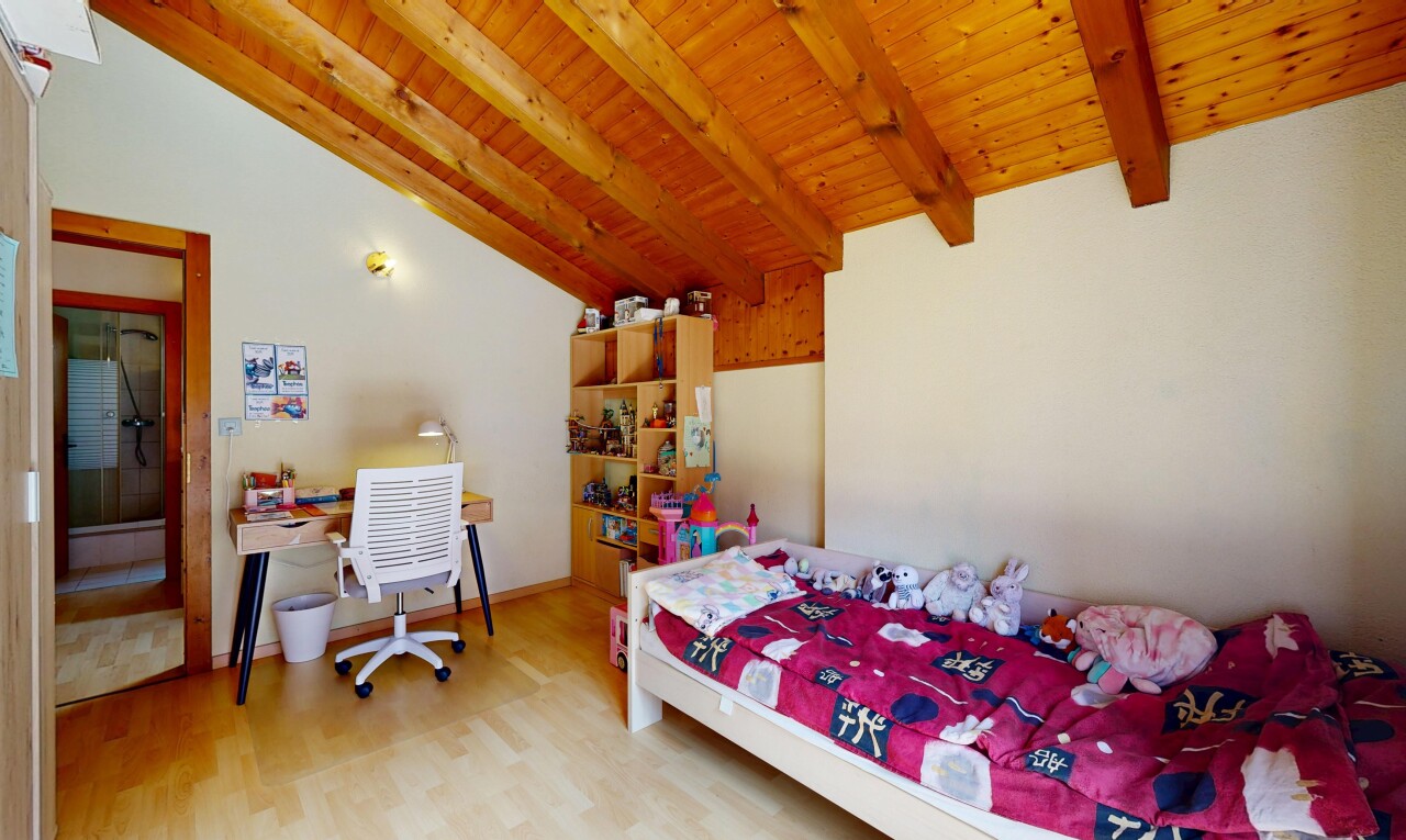 chambre avec inside property, wood finish floor, sol en finition bois, drywall, et cloison sèche