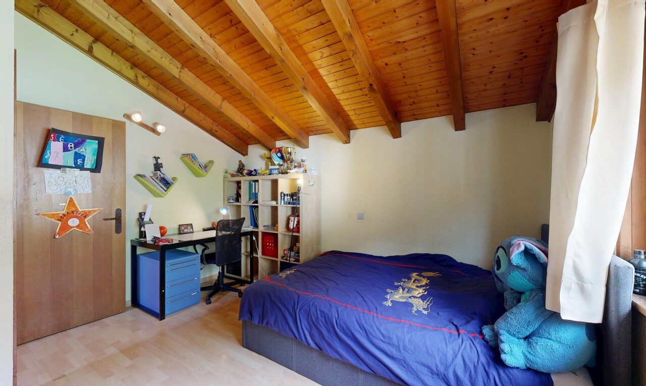 chambre avec inside property, plafond en bois, wood ceiling, cloison sèche, et drywall