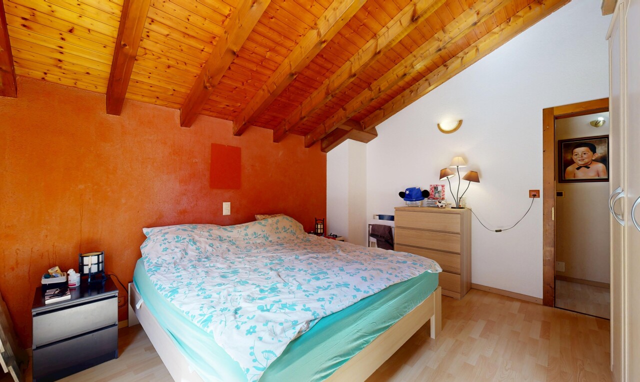 chambre avec inside property, wood finish floor, sol en finition bois, wood ceiling, et plafond en bois