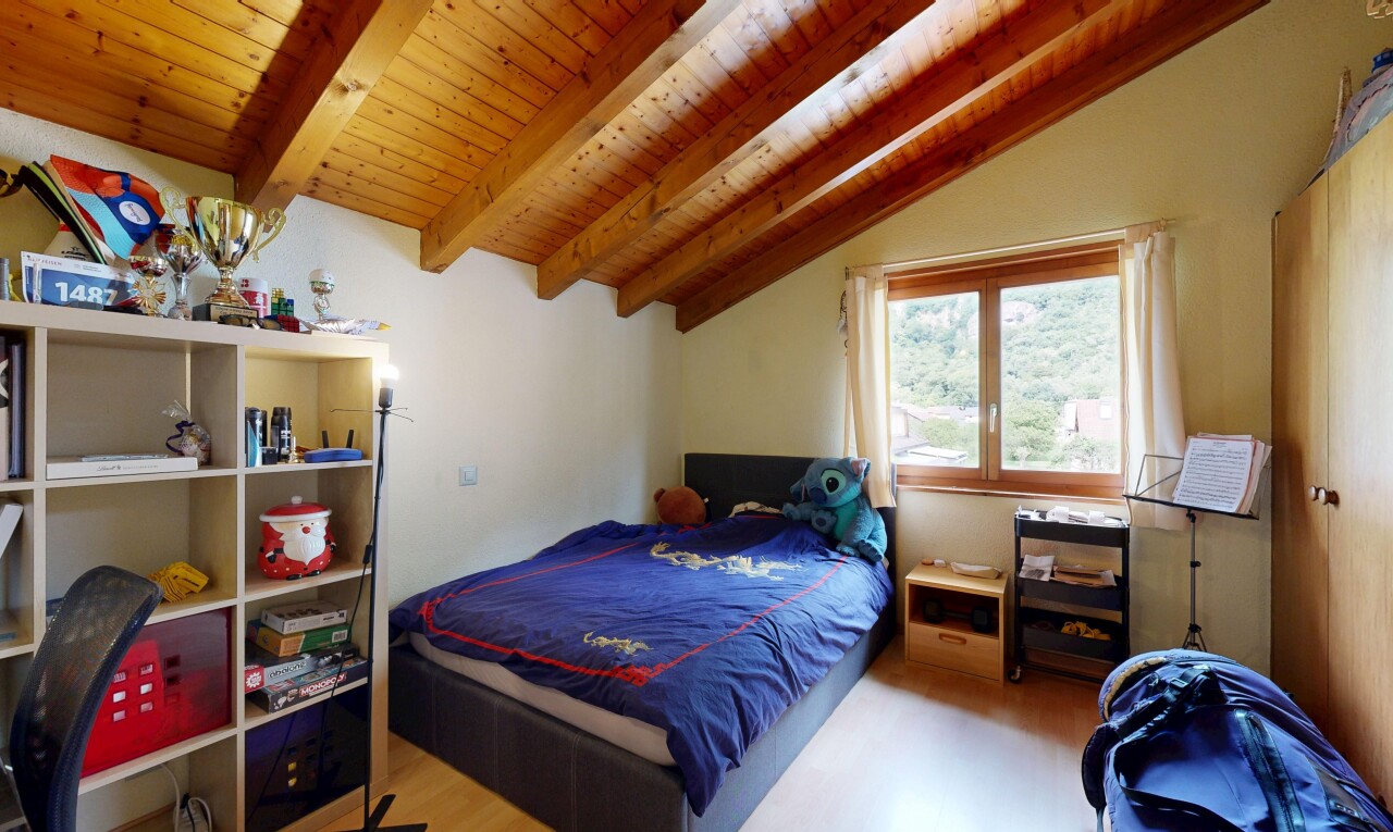 chambre avec inside property, wood finish floor, sol en finition bois, drywall, et cloison sèche