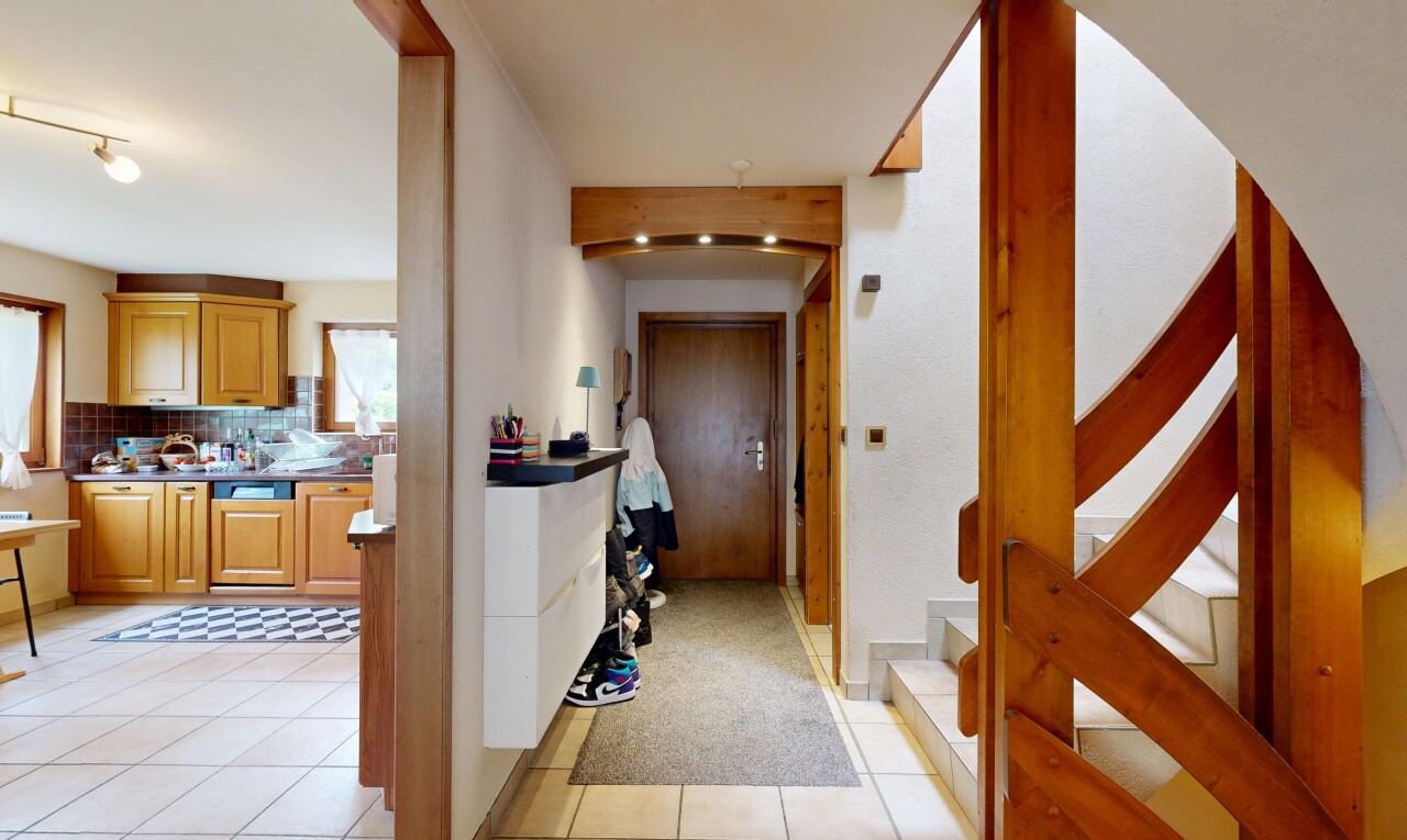 couloir avec light floor, inside property, natural light, lumière naturelle, et backsplash