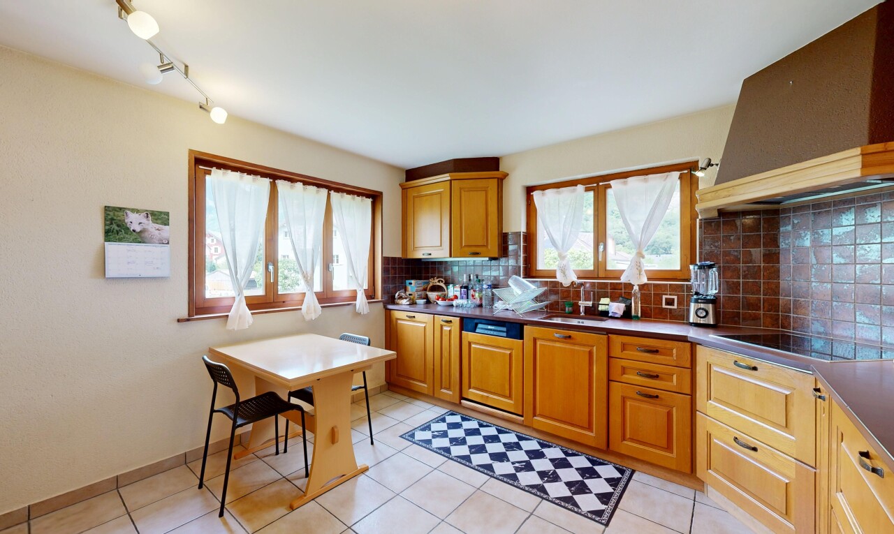 cuisine avec hotte, light floor, armoires élevées, raised cabinets, et drywall