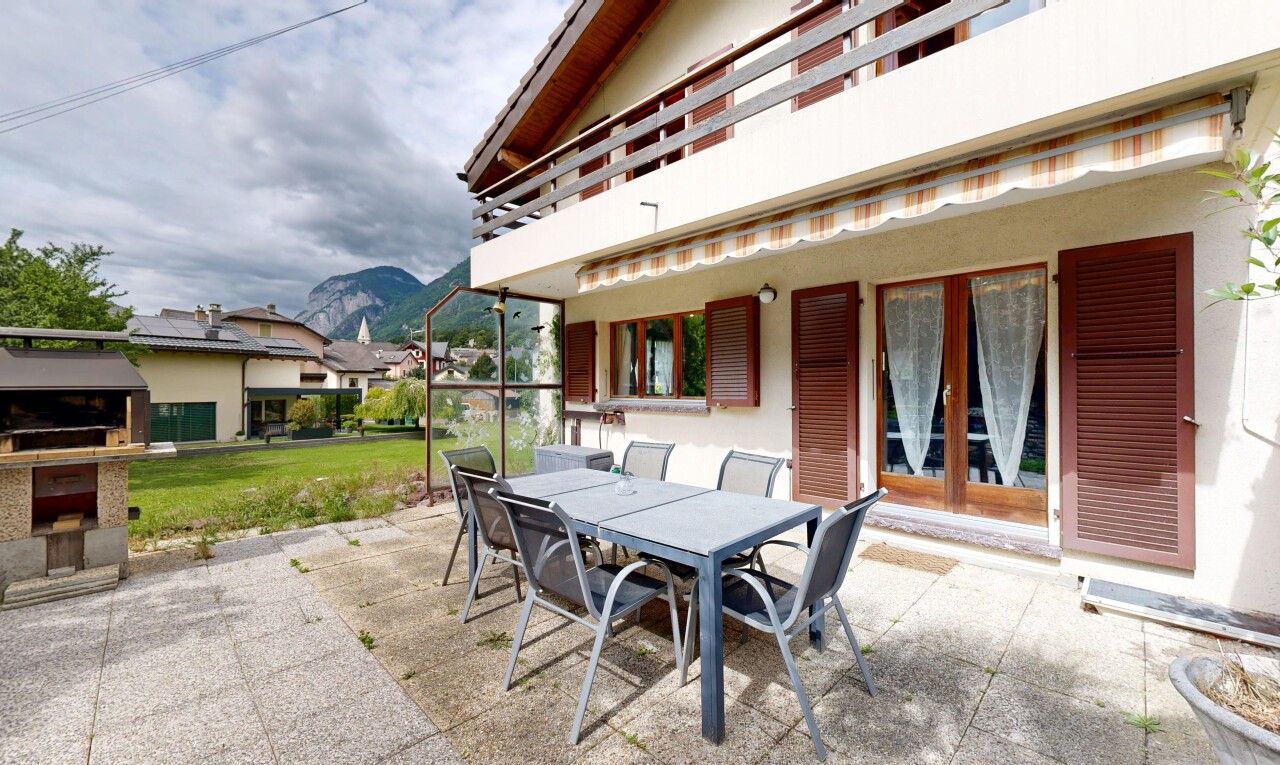 terrasse avec vue sur la montagne, mountain view, portes-fenêtres, terrasse, et coin repas extérieur