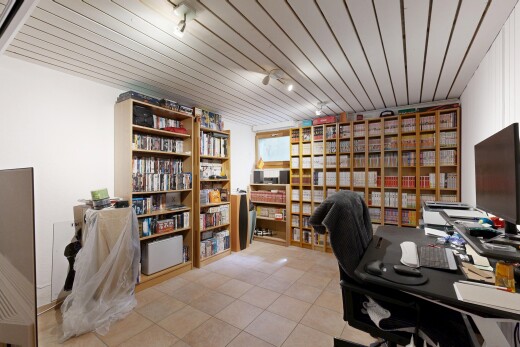 bureau avec télévision, inside property, espace bureau, cloison sèche, et drywall