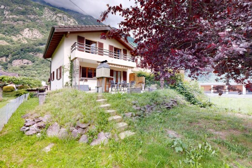 façade avec bardage en stuc, property visible, balcon, et terrasse