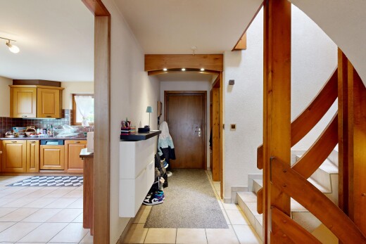 couloir avec light floor, inside property, natural light, lumière naturelle, et backsplash