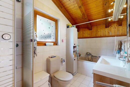 salle de bains avec salle de bain complète, toilette, bain, light floor, et wood ceiling