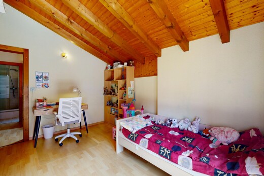 chambre avec inside property, wood finish floor, sol en finition bois, drywall, et cloison sèche