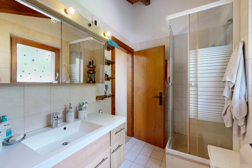 salle de bains avec douche, lavabo (ou coiffeuse selon le contexte), salle de bain complète, évier, et inside property