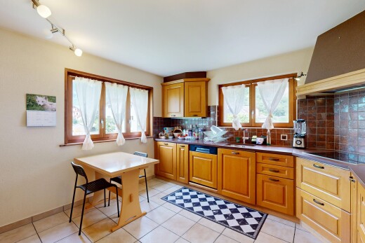 cuisine avec hotte, light floor, armoires élevées, raised cabinets, et drywall