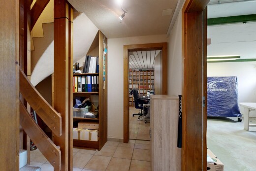 couloir avec escaliers, espace bureau, drywall, cloison sèche, et inside property