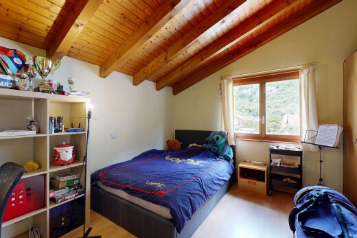chambre avec inside property, wood finish floor, sol en finition bois, drywall, et cloison sèche